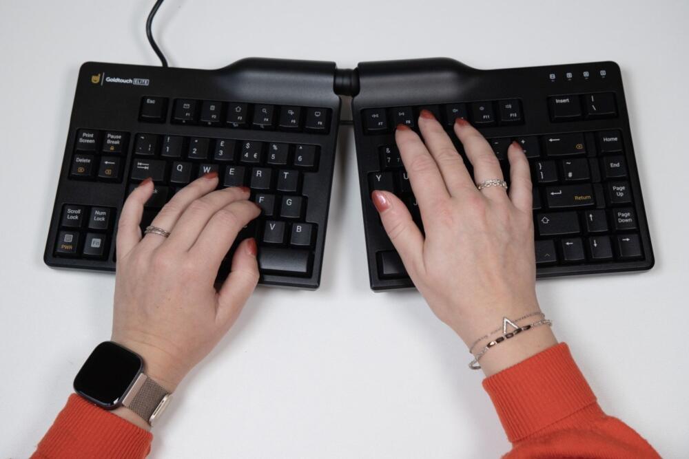 Typen op de Goldtouch Adjustable V2 – Gesplitst Toetsenbord Zwart QWERTY (US)