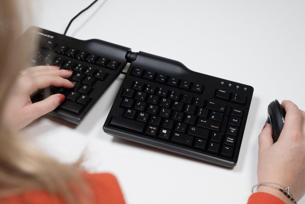 Goldtouch Adjustable V2 – Gesplitst Toetsenbord Zwart QWERTY (US) op het bureau met muis