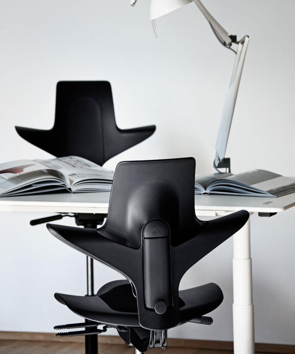 HÅG Capisco Puls 8010 Ergonomische Bureaustoel Zwart aan bureau