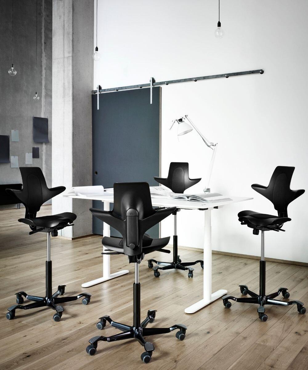 meerdere HÅG Capisco Puls 8010 Ergonomische Bureaustoel Zwart in kantoorruimte