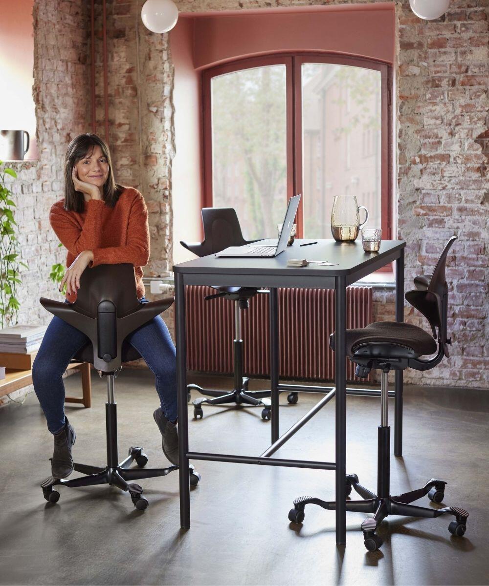 HÅG Capisco Puls 8010 Ergonomische Bureaustoel Zwart achterstevoren