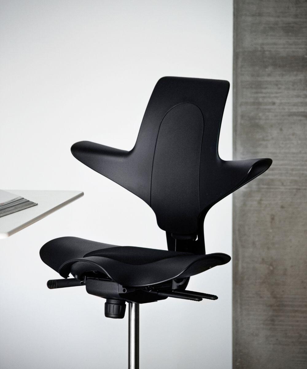 HÅG Capisco Puls 8010 Ergonomische Bureaustoel Zwart van dichtbij