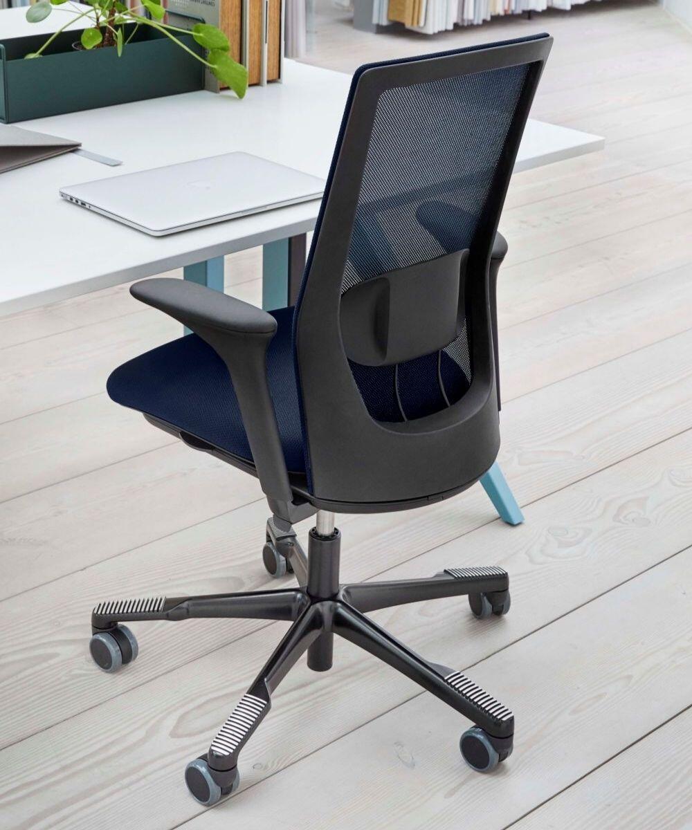 HÅG Futu Mesh 1100 S Ergonomische bureaustoel Zwart achter het bureau