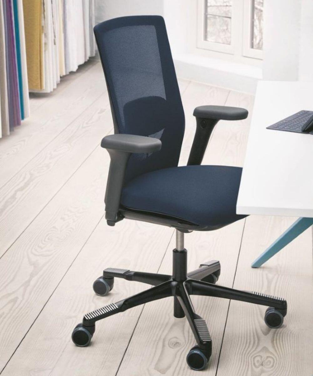 HÅG Futu Mesh 1100 S Ergonomische bureaustoel Zwart achter het bureau