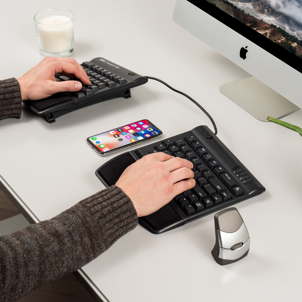 Kinesis Freestyle 2 VIP3 ergonomisch toetsenbord US  op het bureau met telefoon tussen het toetsenbord