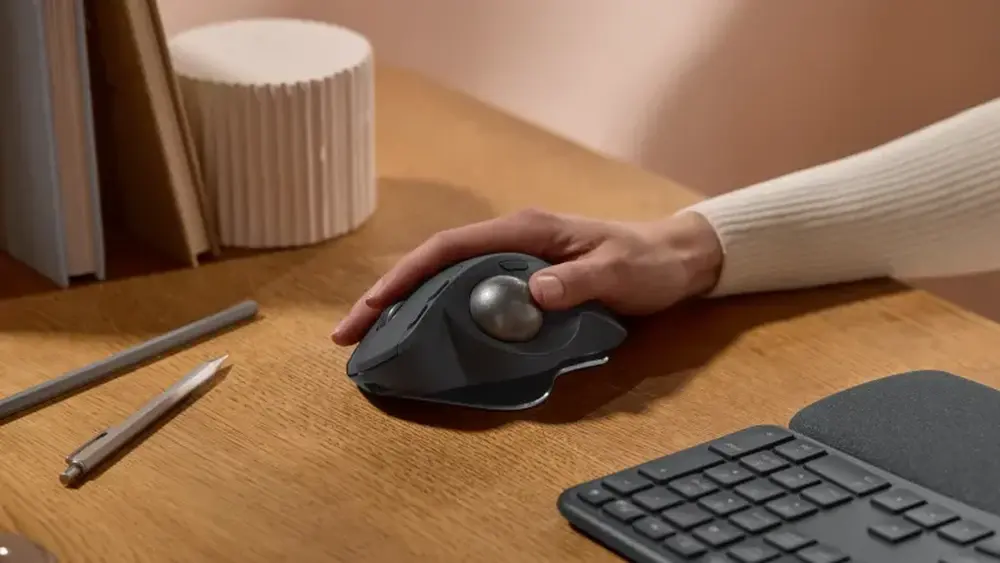 Logitech MX Ergo S Ergonomische Trackball Muis - Rechts - Draadloos in gebruik op het bureau