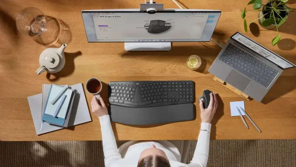 Logitech MX Ergo S Ergonomische Trackball Muis - Rechts - Draadloos op het bureau met toetsenbord