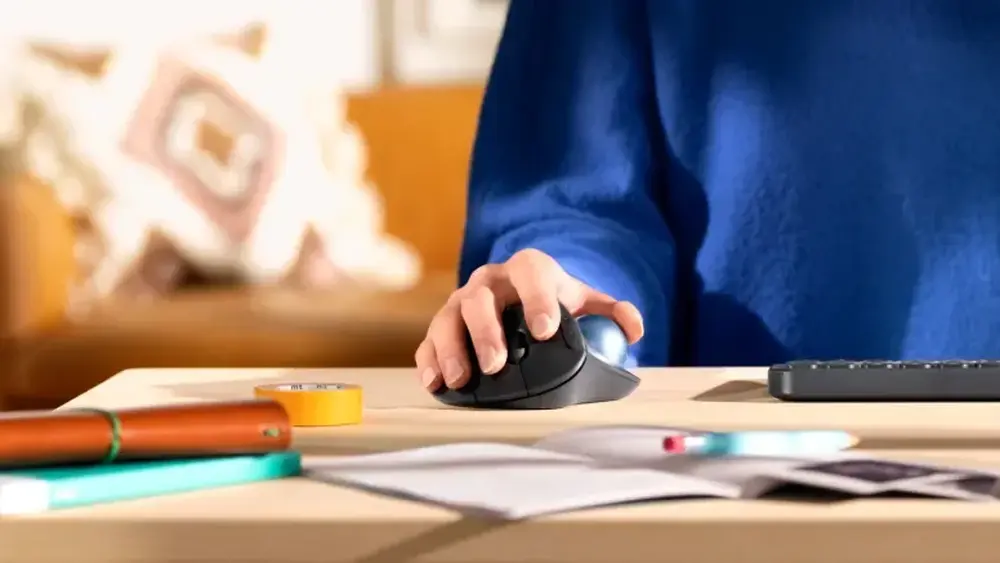 Logitech M575 trackball muis draadloos rechtshandig zwart in gebruik