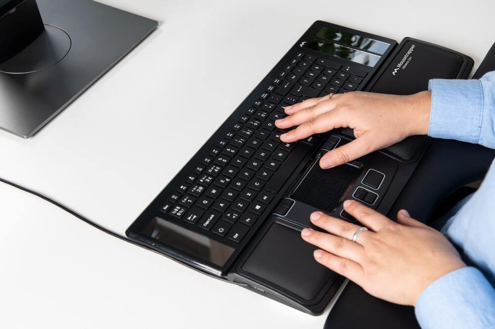 Mousetrapper Advance 2 0 Trackpad Muis Zwart met toetsenbord in gebruik