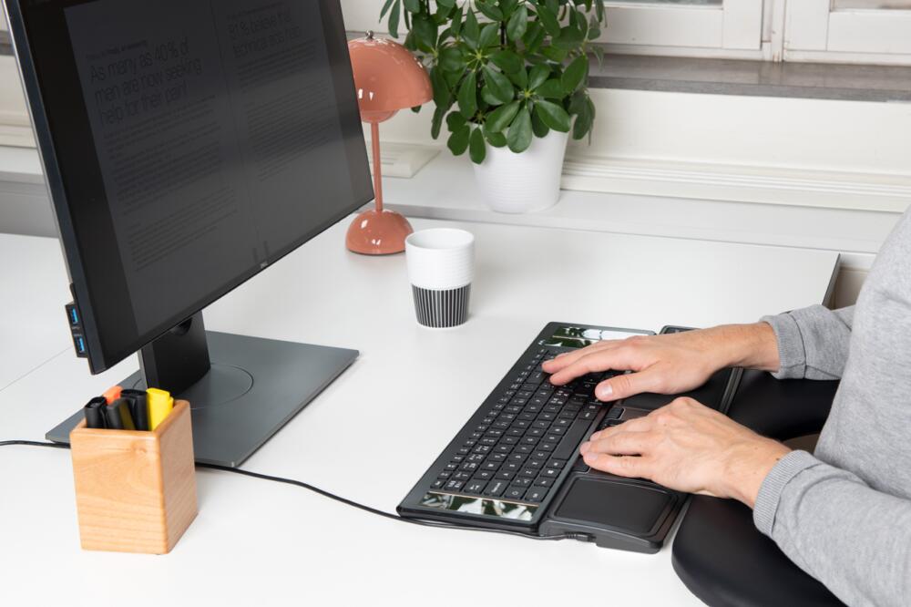 Mousetrapper Advance 2 0 Trackpad Muis Zwart met toetsenbord op bureau
