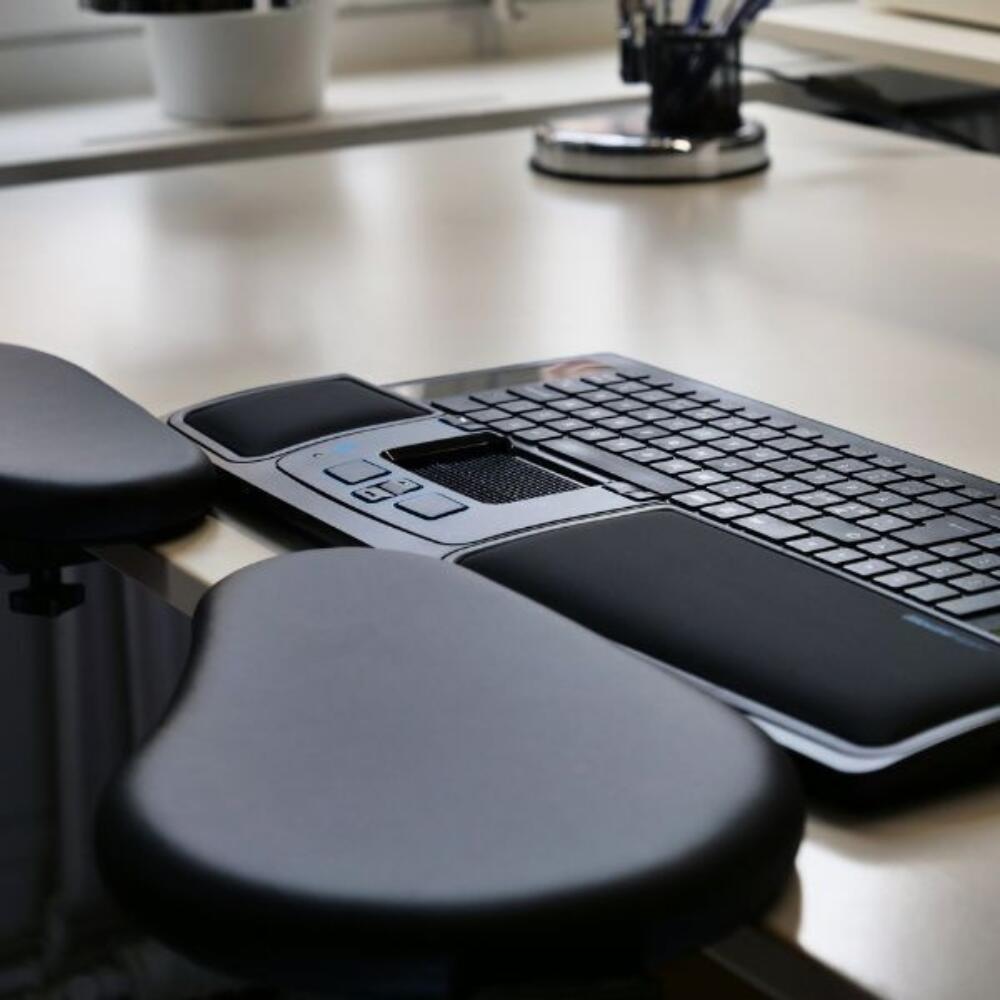 Mousetrapper Armsteun Split TB217 aan het bureau met muis en toetsenbord