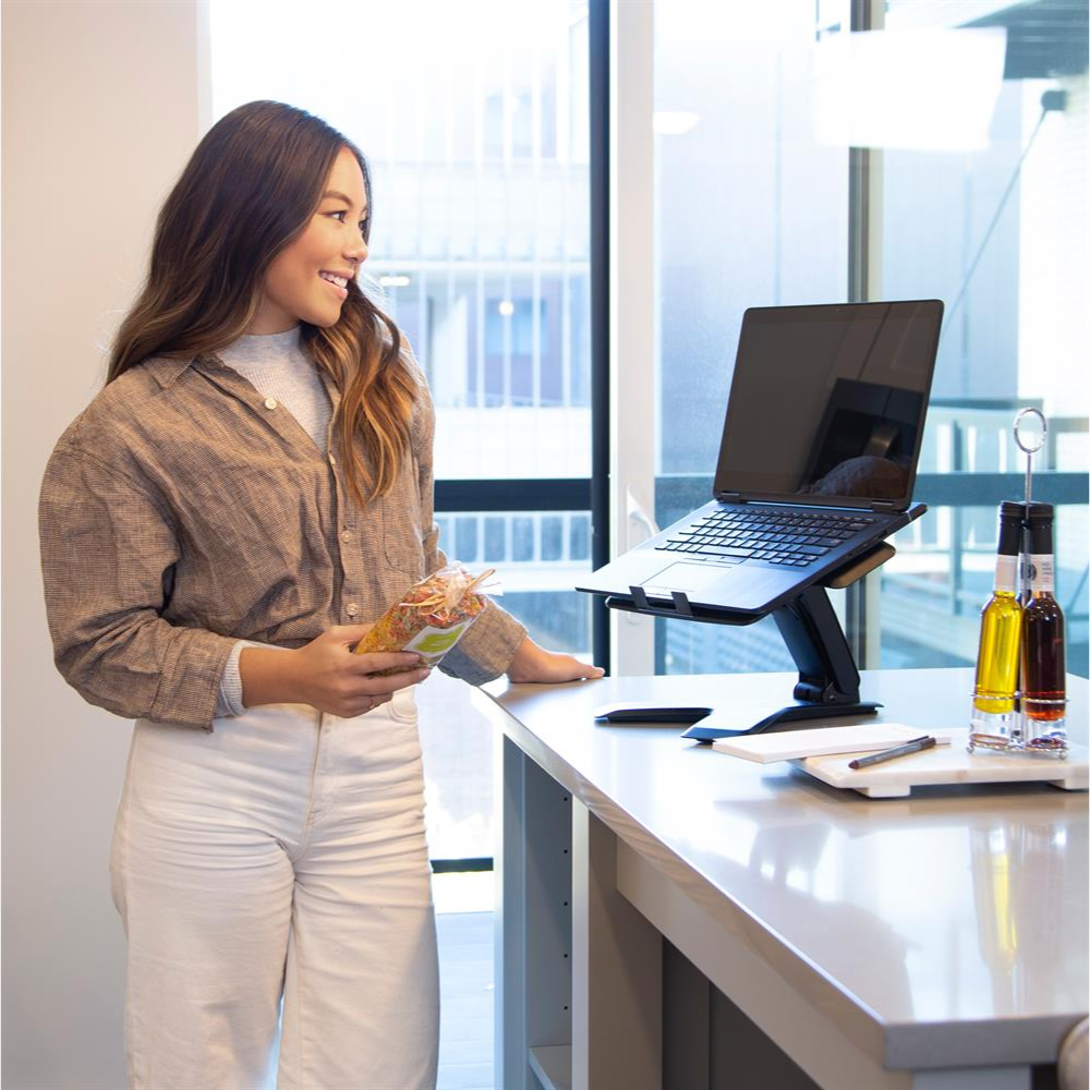 Neo Flex Notebook laptopstandaard verstelbaar zwart op de keukentafel
