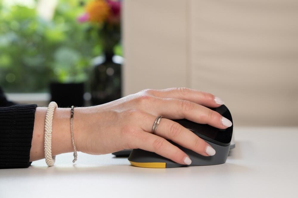 BakkerElkhuizen PRF verticale muis draadloos met hand op bureau