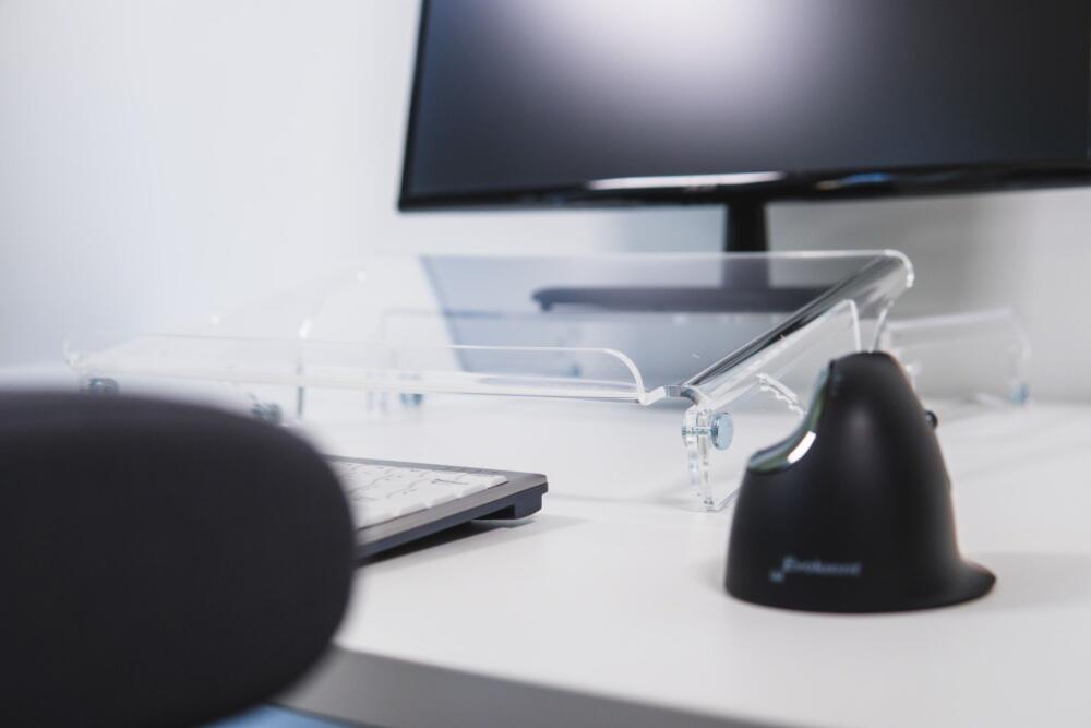 BakkerElkhuizen Q-doc 415 Small documenthouder op het bureau met muis en toetsenbord