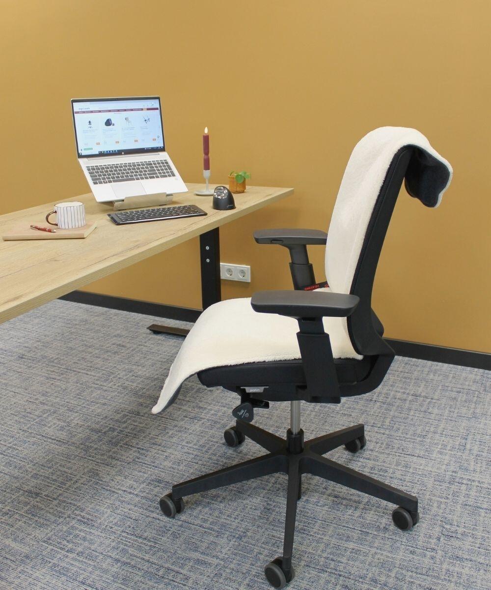 QH Warmtedeken Draadloos Off White Grijs in bureaustoel achter bureau