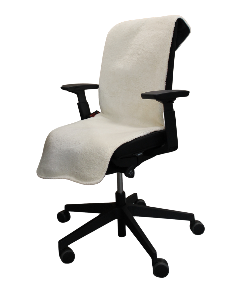 QH Warmtedeken Draadloos Off White Grijs  in bureaustoel zijaanzicht