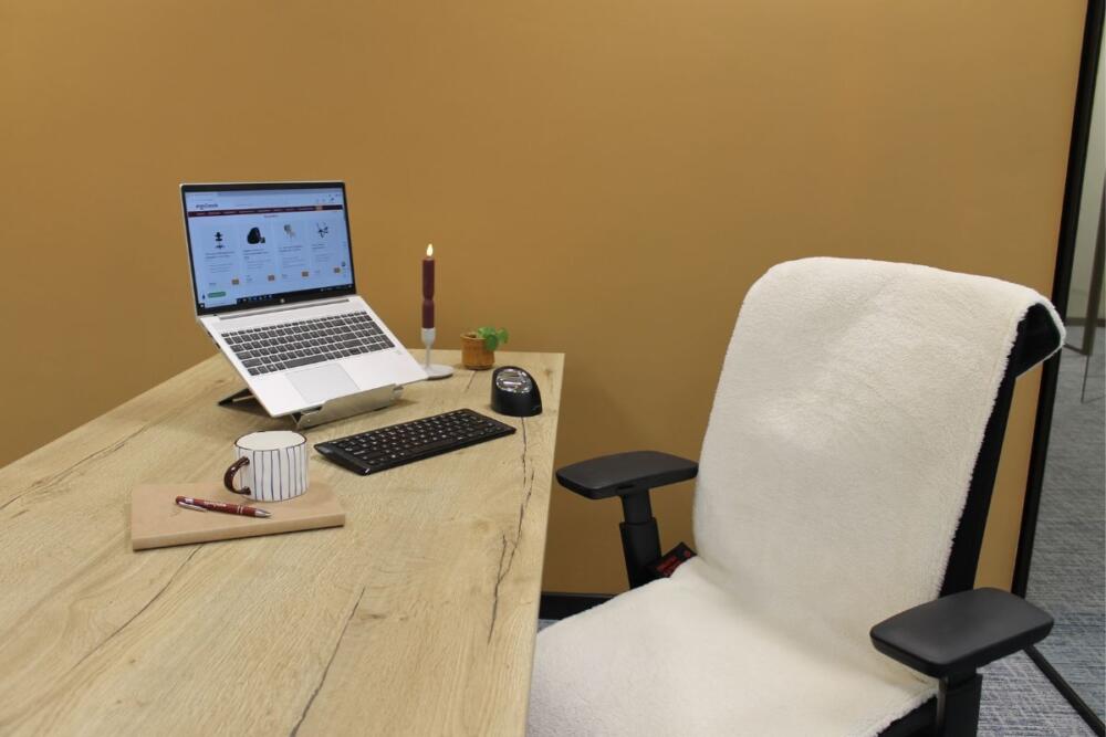 QH Warmtedeken Draadloos Off White Grijs met bureaustoel aan het bureau