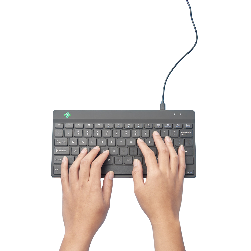 aan het typen op de R Go Compact Break zwart bedraad QWERTY US