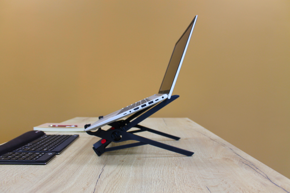 Roost V3 stand Laptopstandaard op het bureau met toetsenbord
