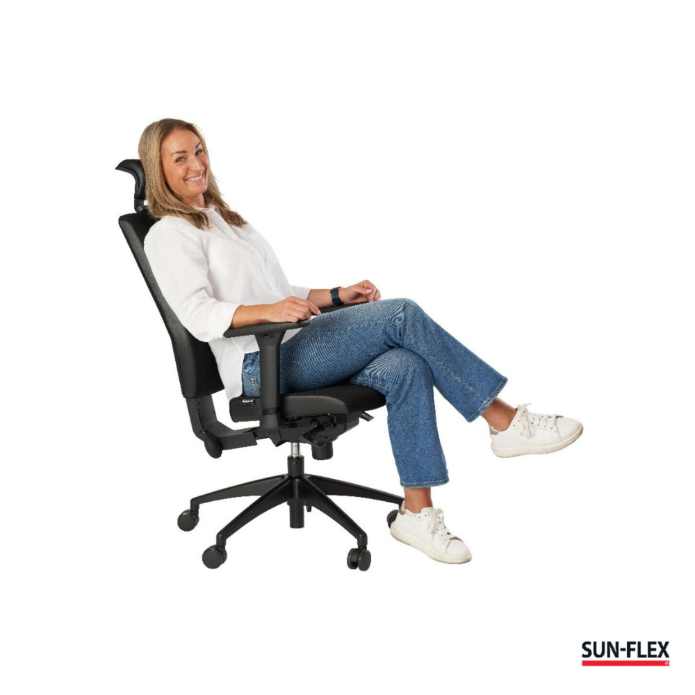 mevrouw zit op de SUN-FLEX®HB ergonomische bureaustoel zwart