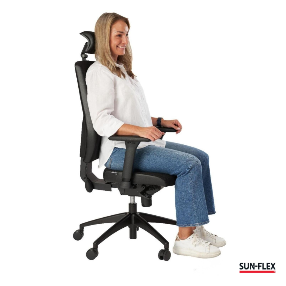 zittend op de SUN-FLEX®HB ergonomische bureaustoel zwart