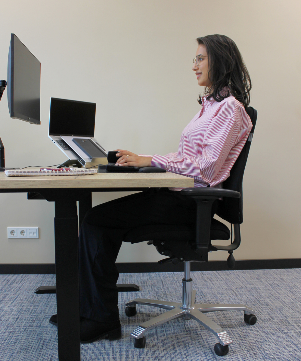 persoon op de Score 5100 ergonomische bureaustoel
