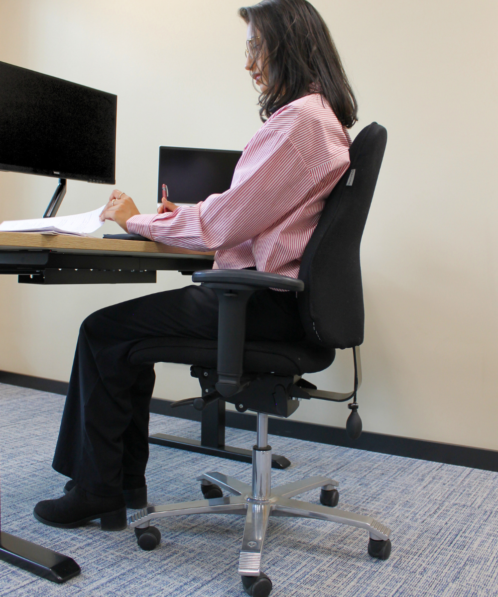 Score 5100 ergonomische bureaustoel achterkant met persoon achter het bureau