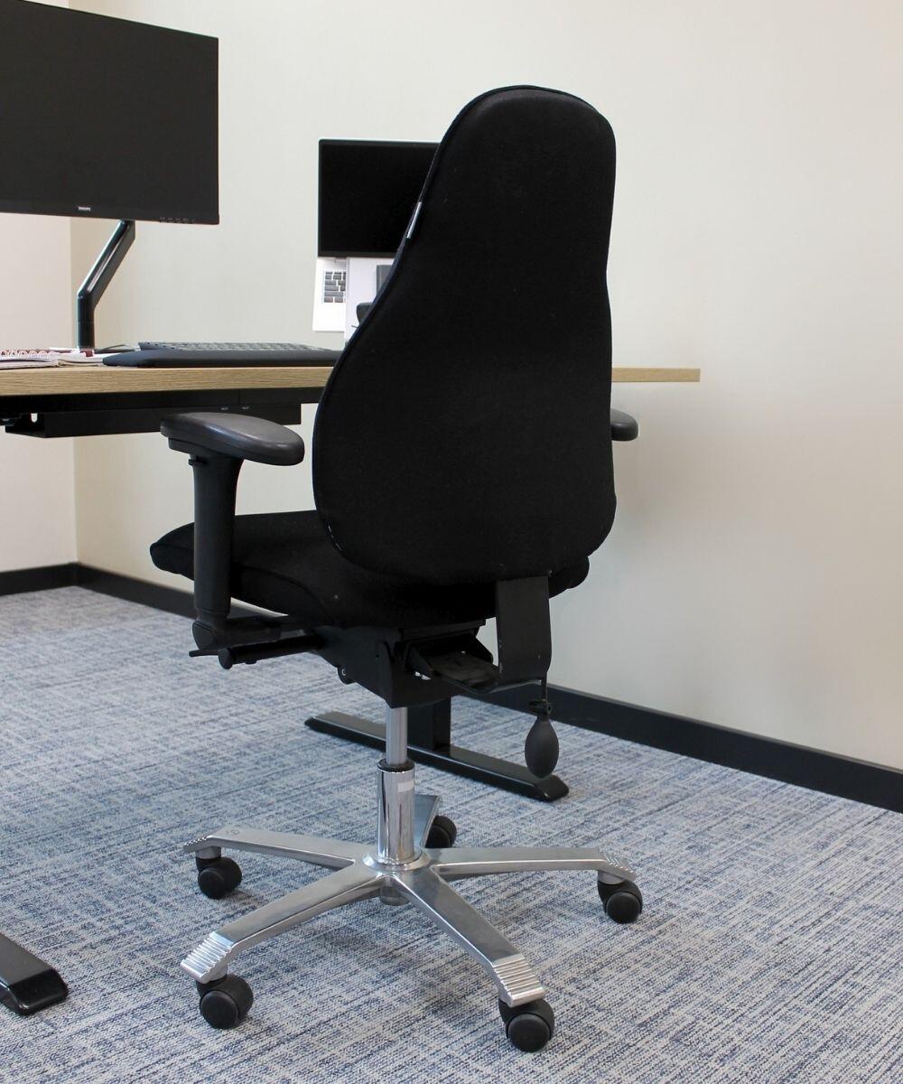 Score 5100 ergonomische bureaustoel zwart  achter het bureau