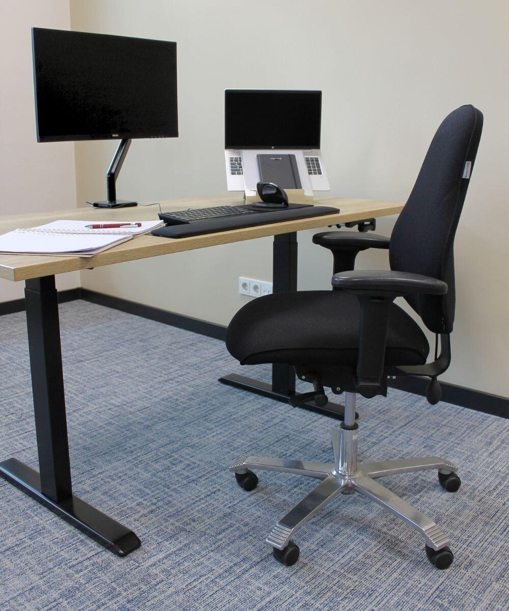 Score 5100 ergonomische bureaustoel zwart achter het bureau zijaanzicht