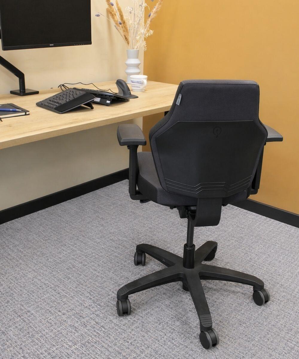 Score At Work ergonomische bureaustoel bicolor achteraanzicht bureaustoel aan het bureau