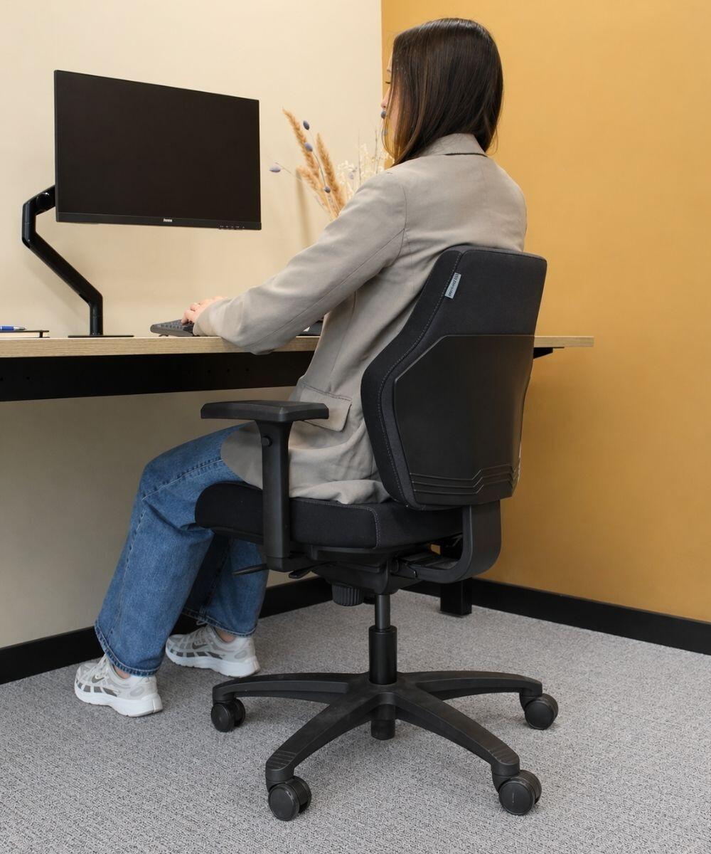 aan het werk op de Score At Work ergonomische bureaustoel bicolor