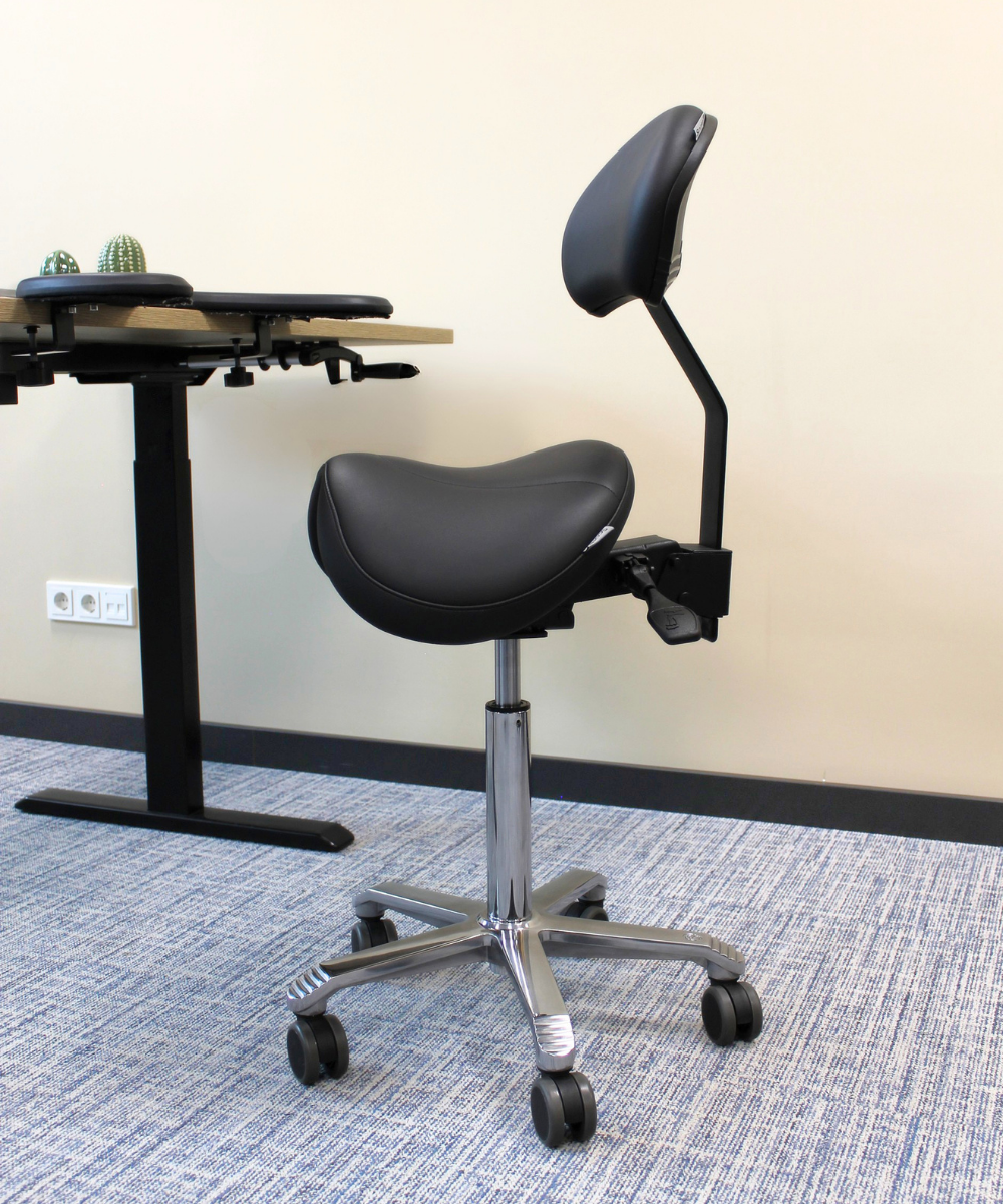 Score Jumper Ergonomische Zadelkruk met Rugleuning Stamskin Zwart zijaanzicht op kantoor