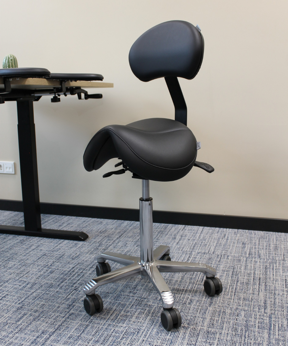 Score Jumper Ergonomische Zadelkruk met Rugleuning Stamskin Zwart achter het bureau