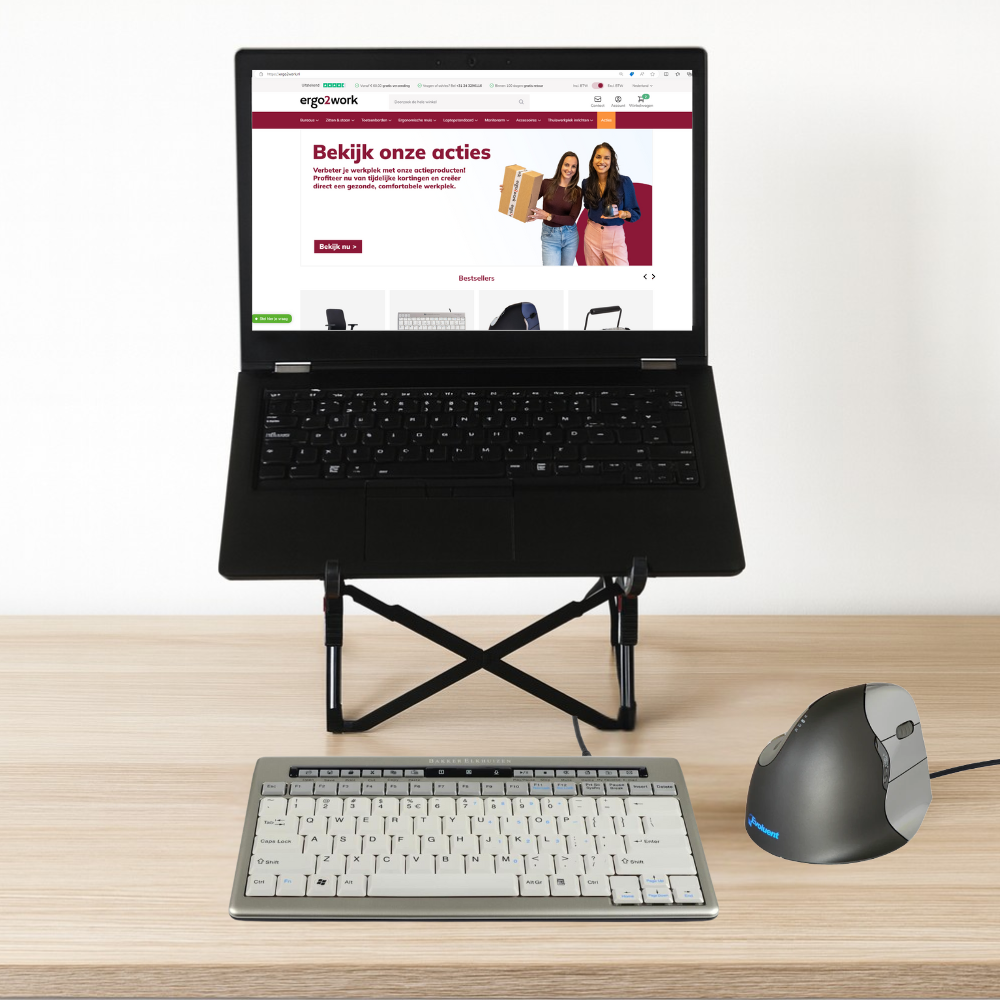 Thuiswerkset met Evoluent4 Verticale muis bedraad, S-board 840 toetsenbord bedraad en Roost V3 laptopstandaard op bureau