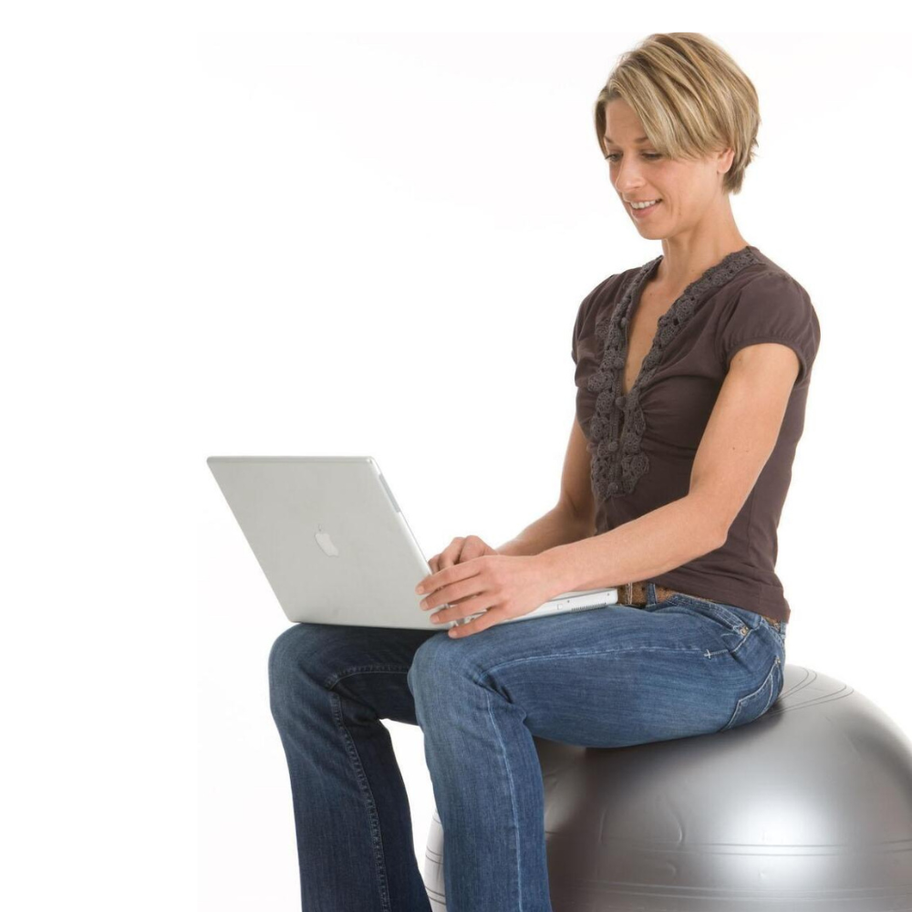 persoon op de Togu zitbal zilver met laptop