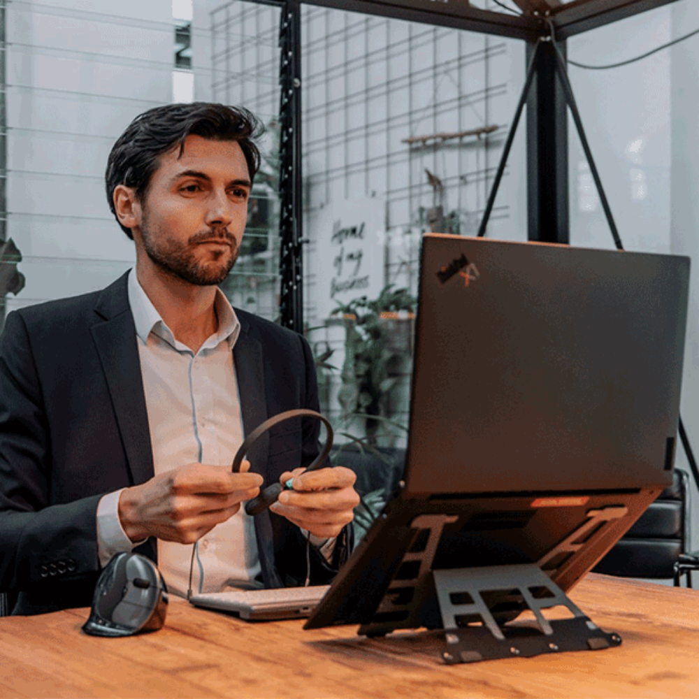 Ultrastand Universal laptopstandaard op bureau met laptop