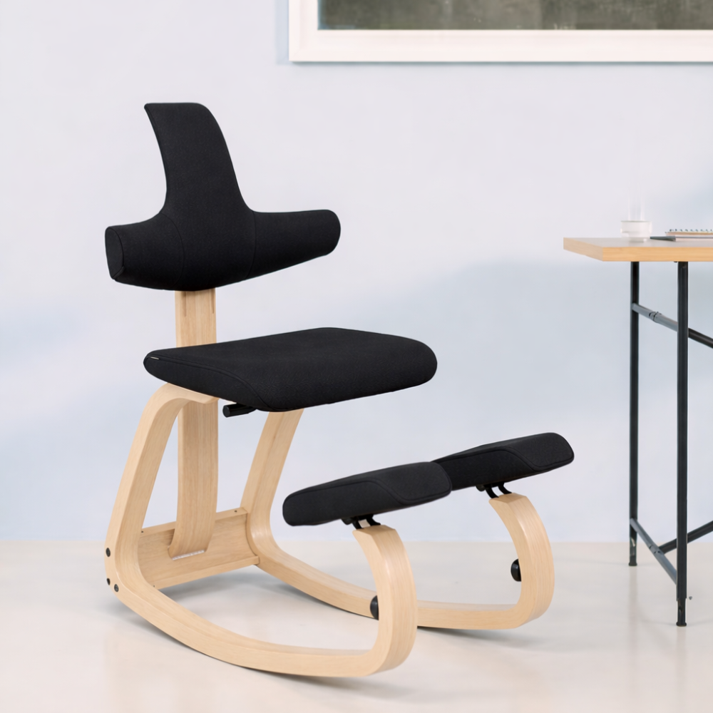 Variér Thatsit Balans Kniestoel met Rugleuning Naturel Zwart in ruimte