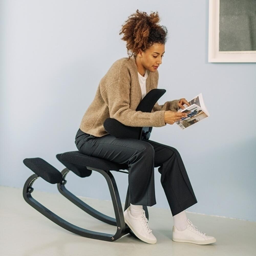 Variér Thatsit Balans Kniestoel met Rugleuning Zwart in gebruik achterstevoren