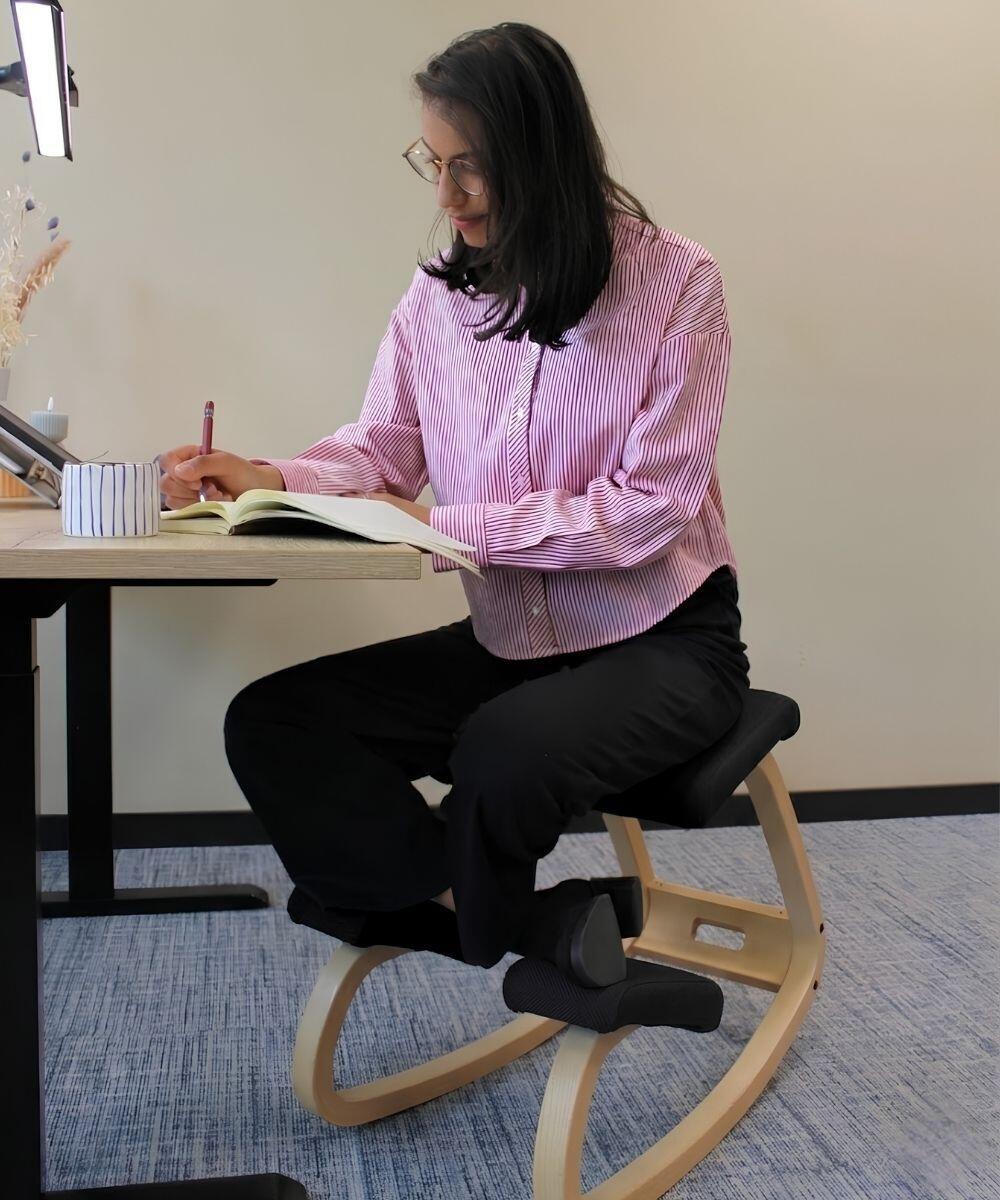 achter het bureau aan het werk op de Variér Variable Kniestoel Zonder Rugleuning Naturel Zwart