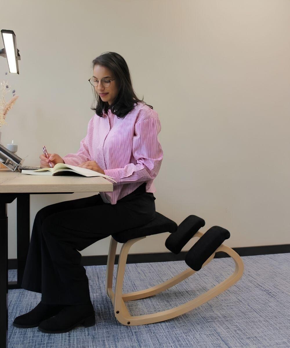 Aan het werk op de Variér Variable Kniestoel Zonder Rugleuning Naturel Zwart