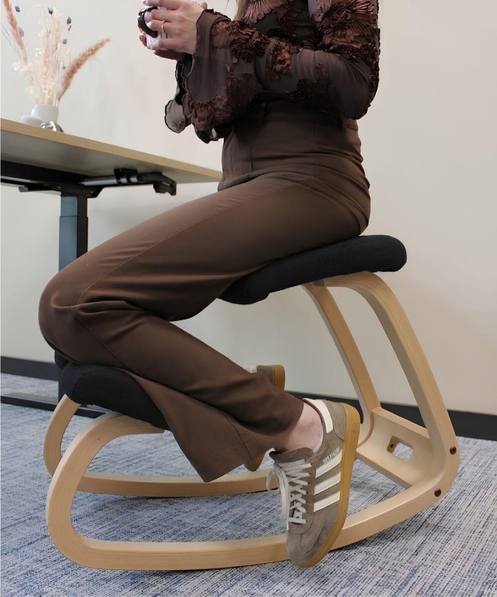 Variér Variable Kniestoel Zonder Rugleuning Naturel Zwart in gebruik