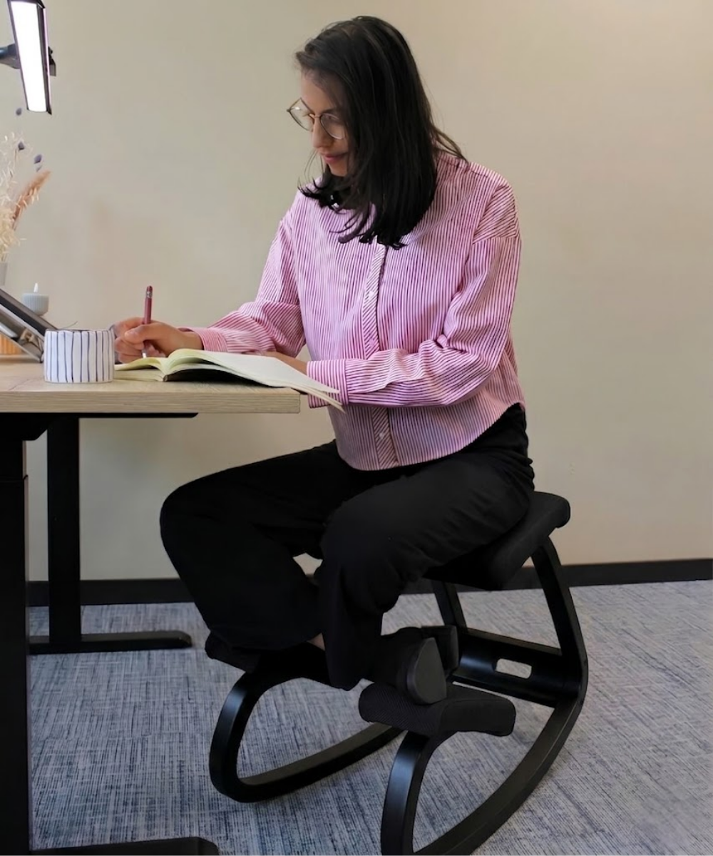 Variér Variable Kniestoel Zonder Rugleuning Zwart achter het bureau