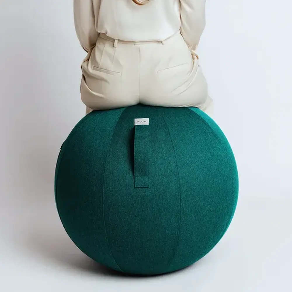 Vluv BOL LEIV Zitbal 60 65 cm Dark Petrol met persoon achterkant