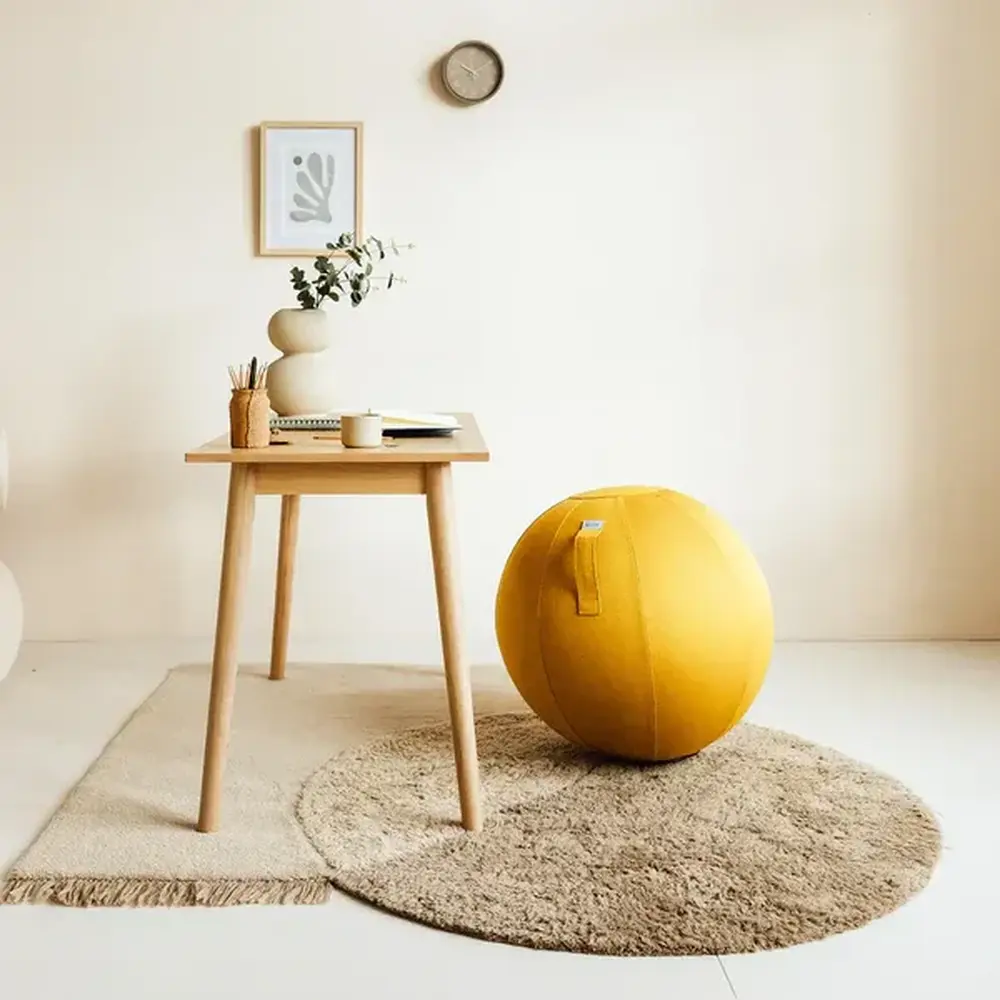 Vluv BOL LEIV Zitbal 60 65 cm Mustard in kantoor sestting