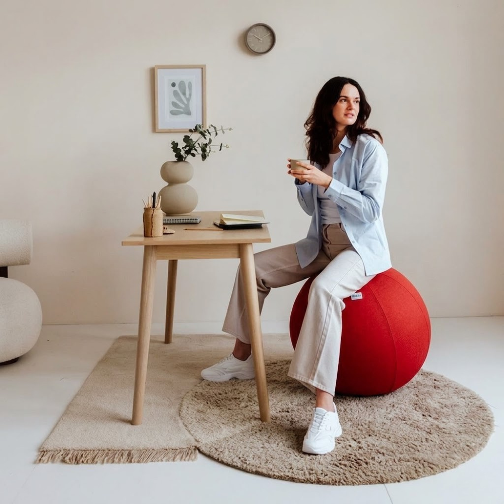 Op de Vluv BOL LEIV Zitbal Ruby Red achter het bureau