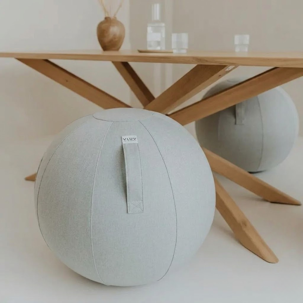 Vluv BOL LEIV Zitbal Silver Grey bij tafel