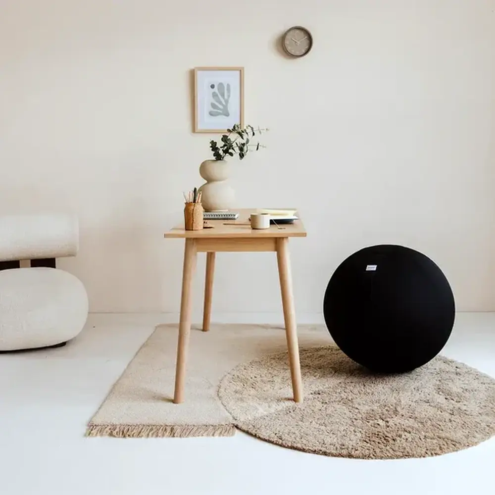 Vluv BOL LEIV Zitbal Black bij het bureau