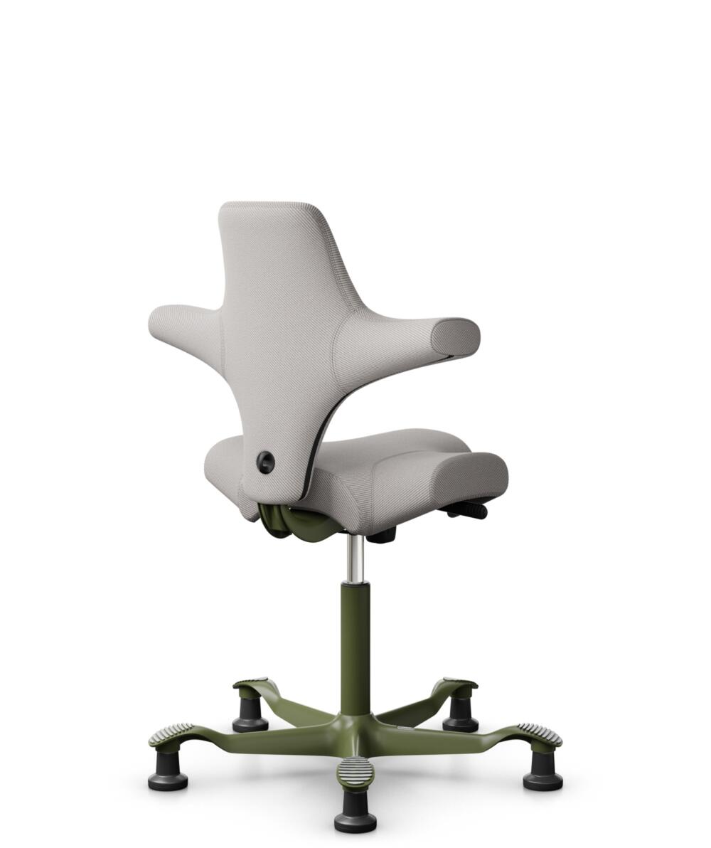 HÅG Capisco 8106 - Oceanic (Camira) - Gerecycled Polyester - OCI014 - Light beige - Framekleur - Moss Grey - Gasveer - 150 mm (Zithoogte 40-55cm) - Vloercontact - Glijdoppen - Voetenring - Nee, geen voetenring - Voetster - Nee, voetster in framekleur - 3