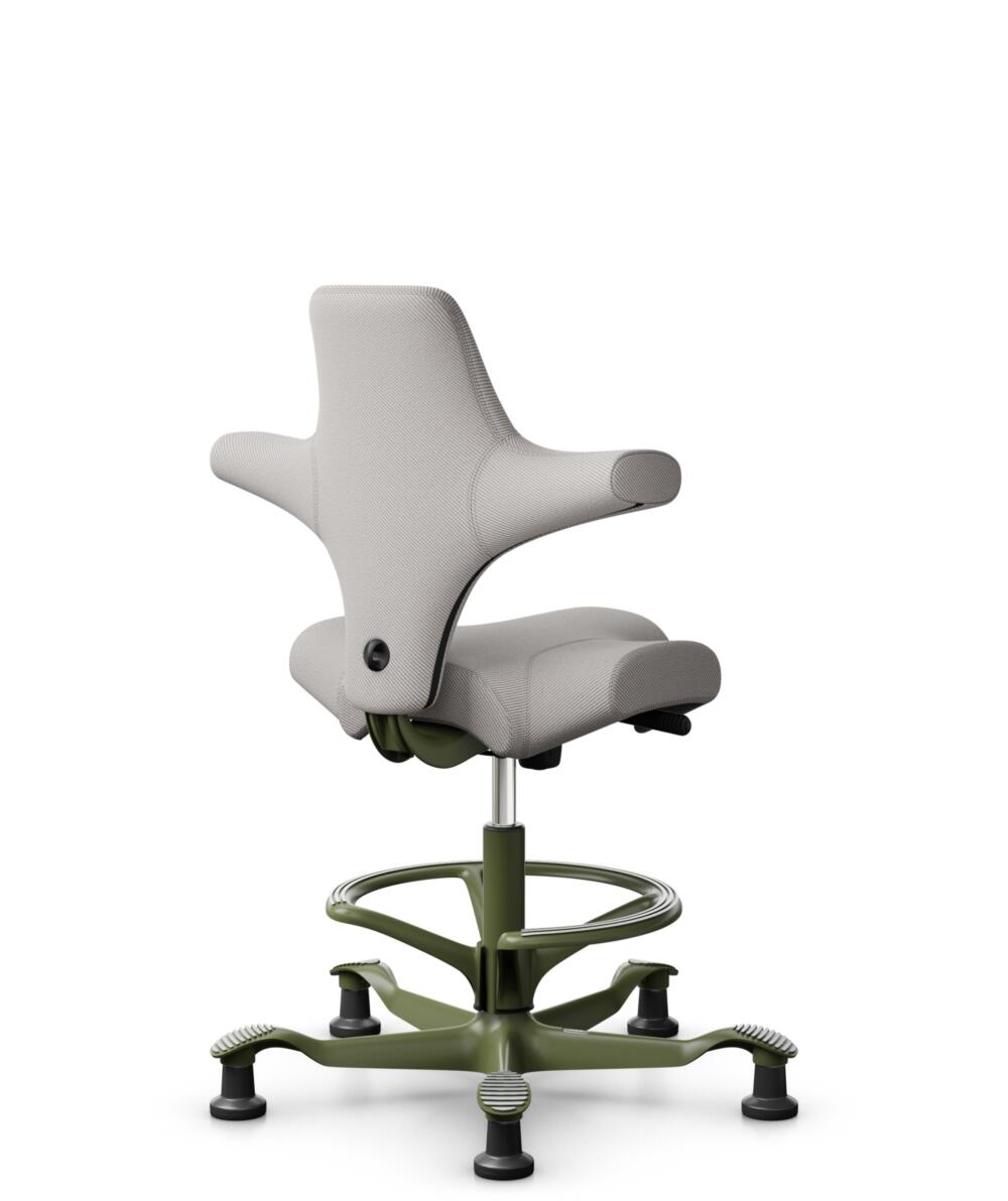 HÅG Capisco 8106 - Oceanic (Camira) - Gerecycled Polyester - OCI014 - Light beige - Framekleur - Moss Grey - Gasveer - 200 mm (Zithoogte 46-64cm) - Vloercontact - Glijdoppen - Voetenring - Ja, in framekleur - Voetster - Nee, voetster in framekleur - 3