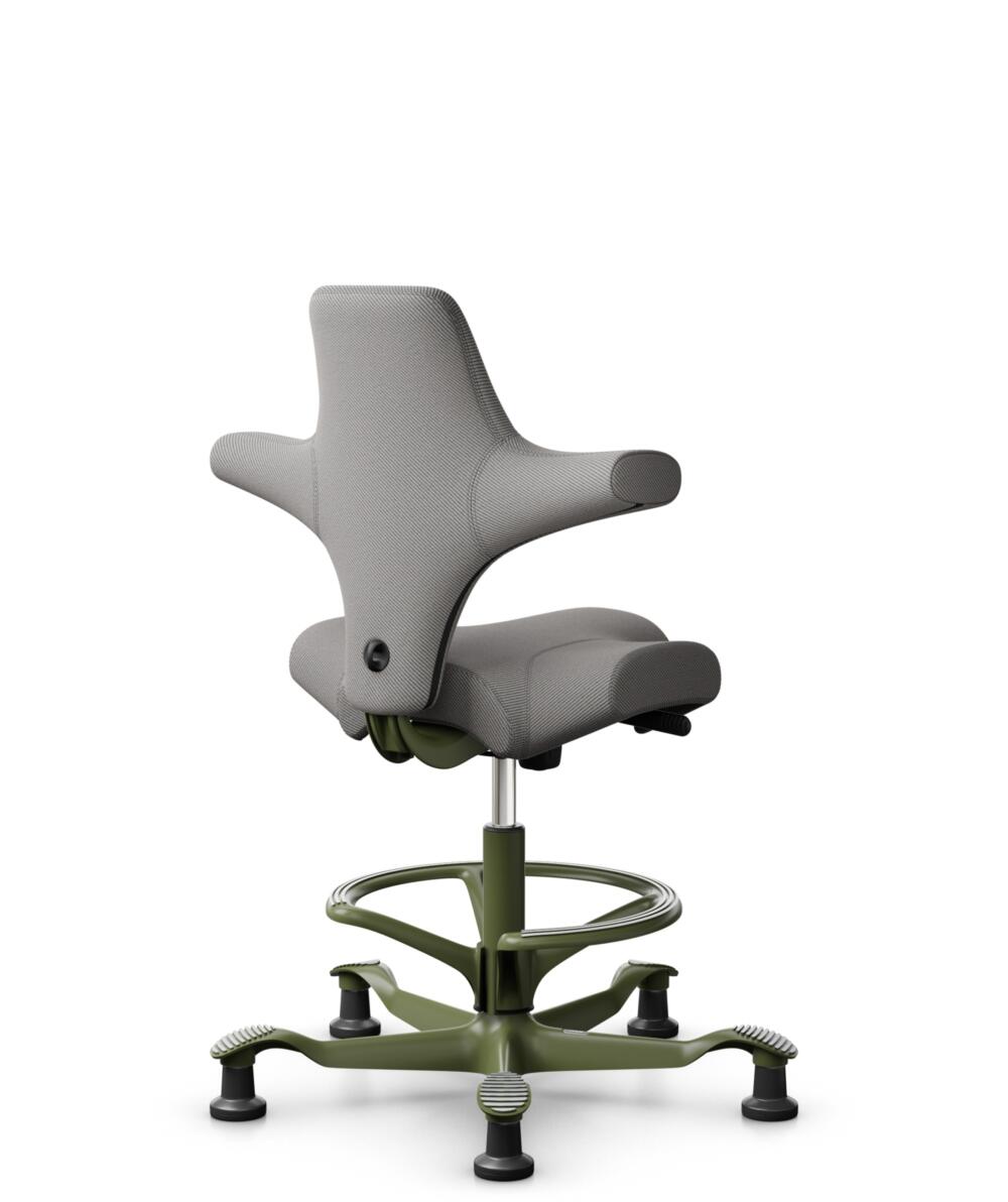 HÅG Capisco 8106 - Oceanic (Camira) - Gerecycled Polyester - OCI008 - Warm grey - Framekleur - Moss Grey - Gasveer - 200 mm (Zithoogte 46-64cm) - Vloercontact - Glijdoppen - Voetenring - Ja, in framekleur - Voetster - Nee, voetster in framekleur - 3